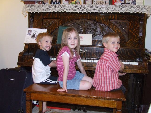 2009 05 11 70 mike, emily, riley on piano bench