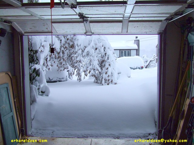 2010 02 06 (14) msn snow drifts outside garage