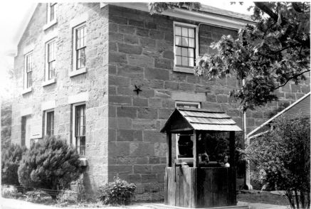 1964 05 Haroldsen, Ray's family visits Carthage Jail eh1007